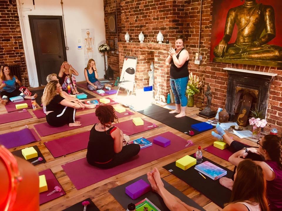 Zoe teaching anatomy to a group of yoga students 